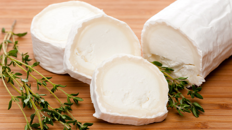 Slices of goat cheese with thyme