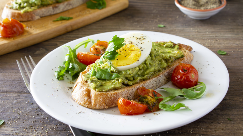 avocado toast with egg and tomatoes