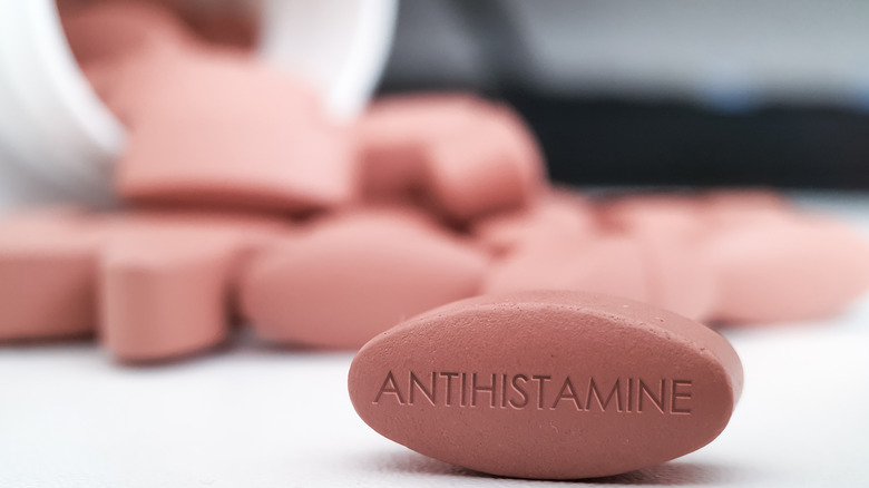 Oral antihistamine pills