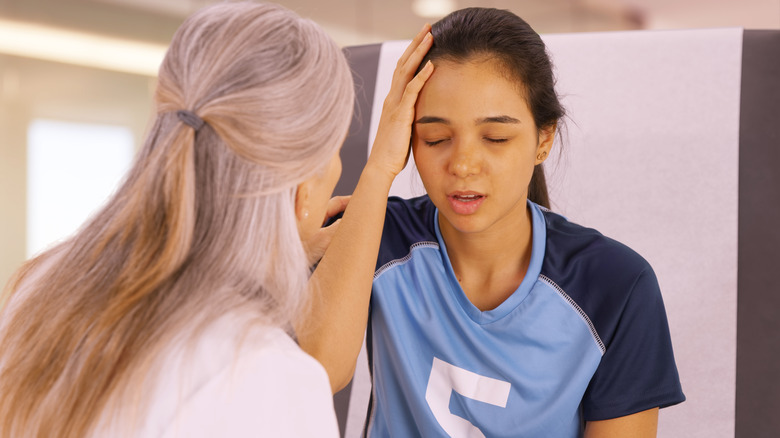 soccer player seeing doctor 