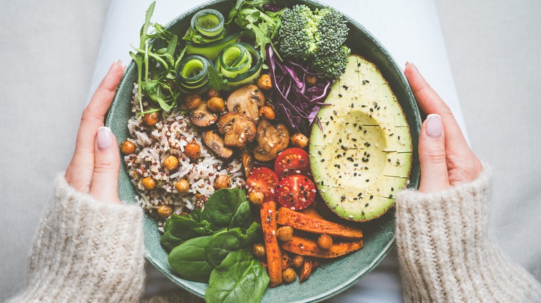 a plate of healthy vegetables 