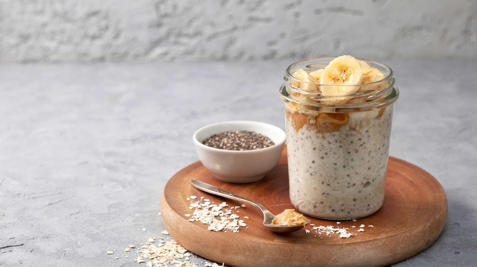 the-real-difference-between-overnight-oats-and-regular-oatmeal