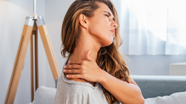 woman with shoulder pain