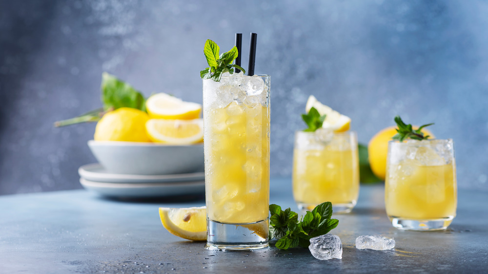 Lemon drinks with ice