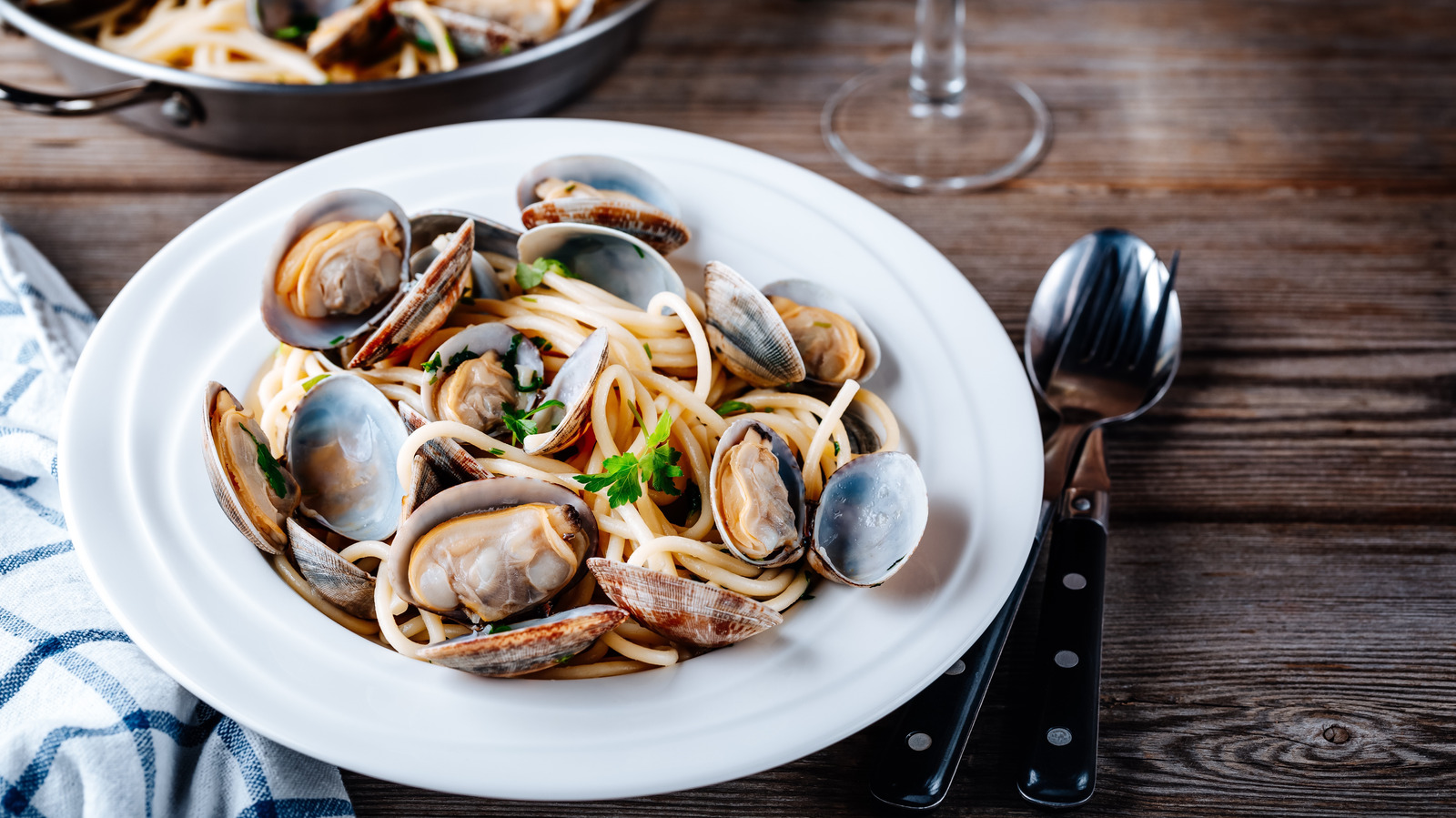 the-real-reason-you-should-avoid-ordering-mussels-at-restaurants