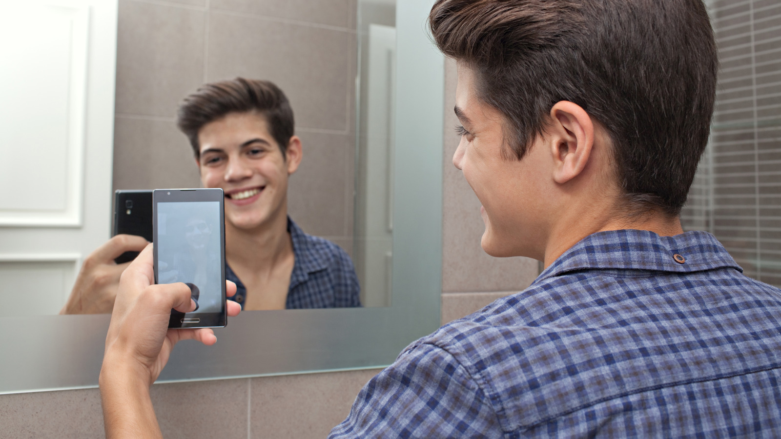 Mirror boys. Boy Mirror. Photo in Mirror and iphone boy. Teenagers in the Mirror. Boys in Mirror.