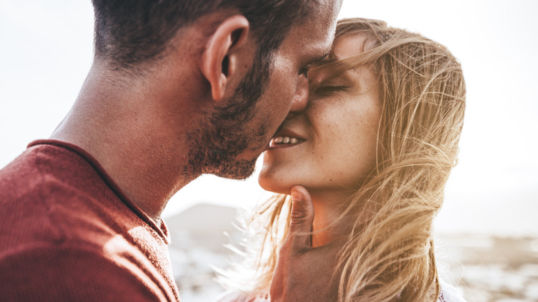 couple kissing at the beach