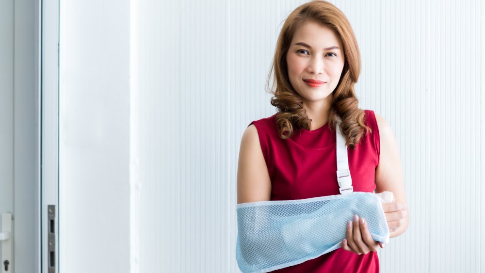 woman with arm in cast