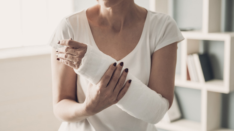 woman wearing arm cast