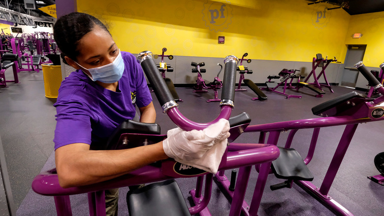 planet fitness employee cleaning equipment