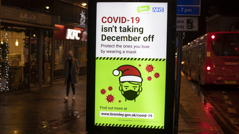 a sign about wearing masks for COVID-19 safety in London