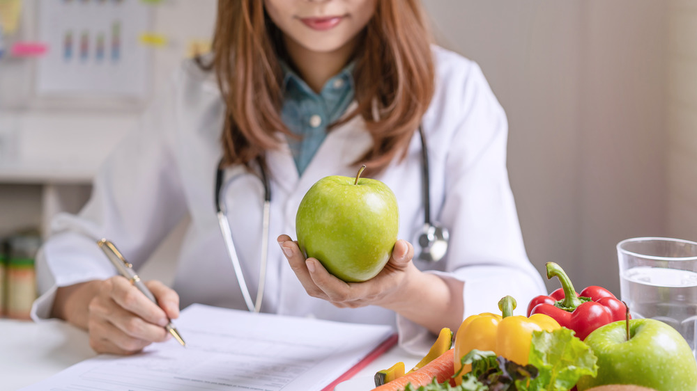 Nutritionist consulting with a patient