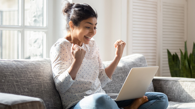 woman on couch with laptop