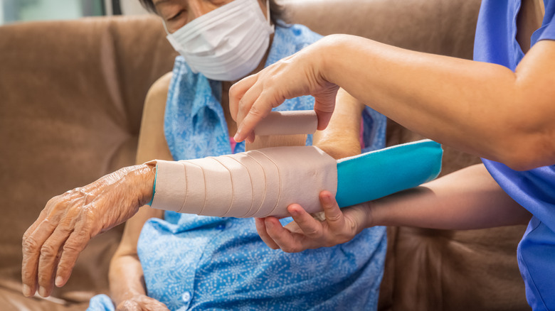 Nurse applying an elbow splint 