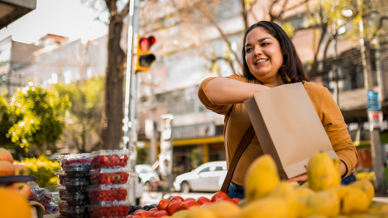 The Underrated Fruit That Can Assist You Poop And Is Middle-Wholesome – Well being Digest