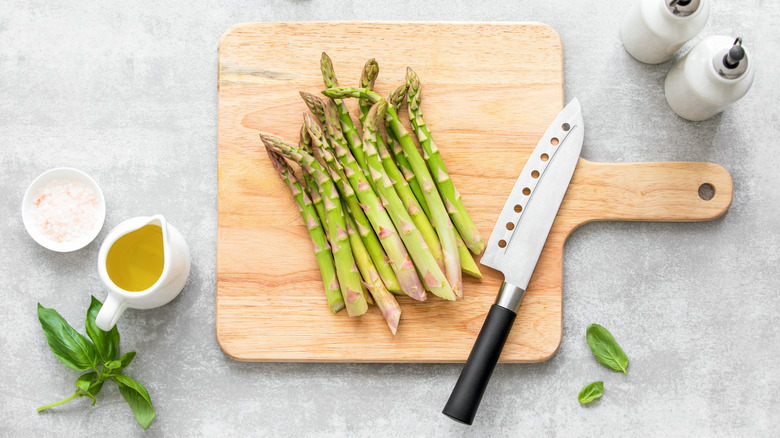 asparagus on chopping board