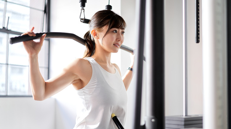 woman down lat pull-downs at the gym