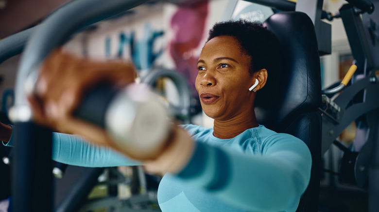 woman working out on a weight machine