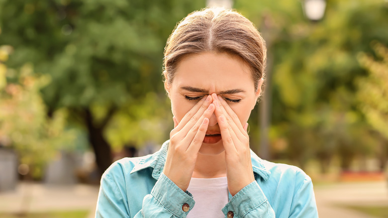 woman sinus pressure allergies