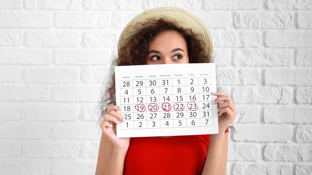 woman holding fertility calendar