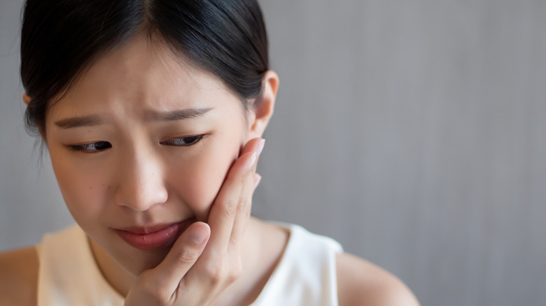 Woman with mouth pain from aging