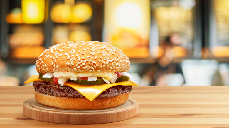 cheeseburger fast food