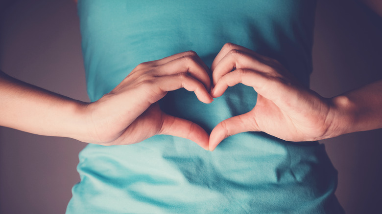 heart sign over abdomen