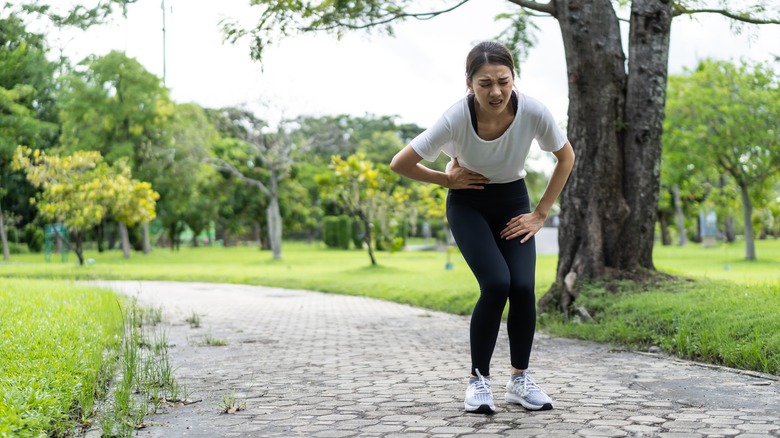 woman with stomach pain while running