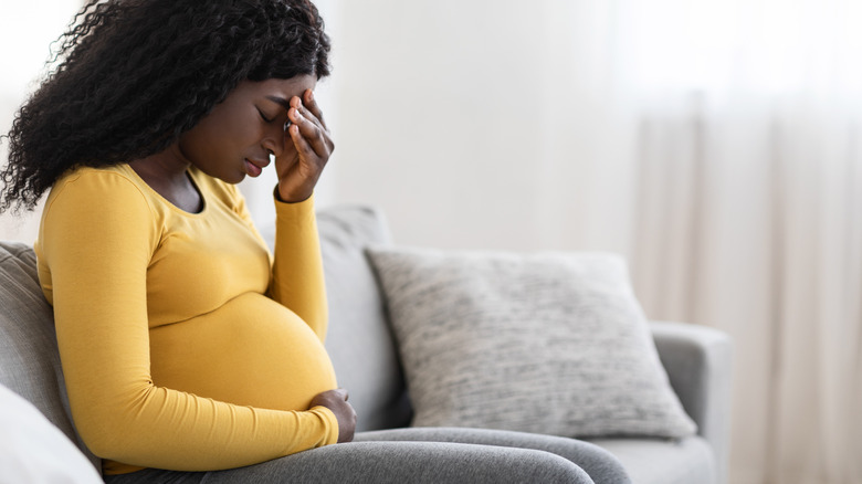 pregnant woman with migraine