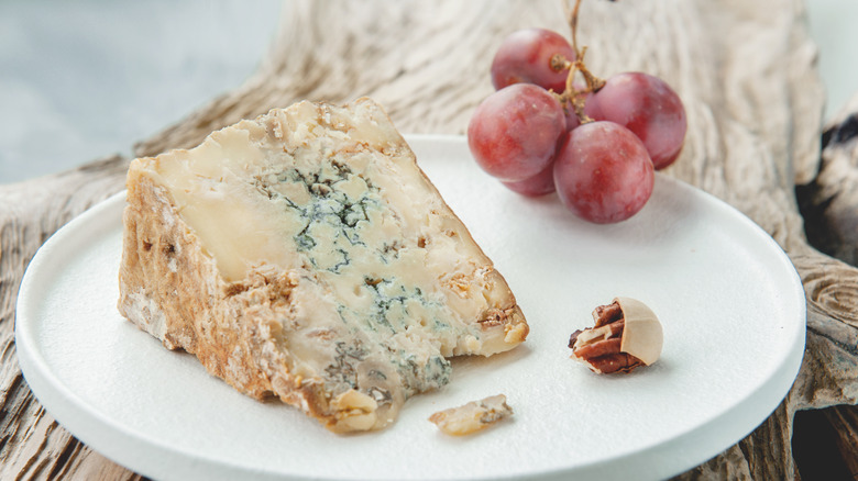plate of blue cheese and grapes