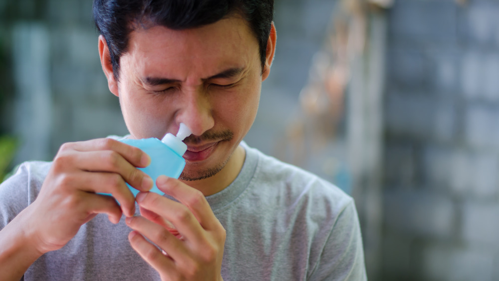 man using neti pot