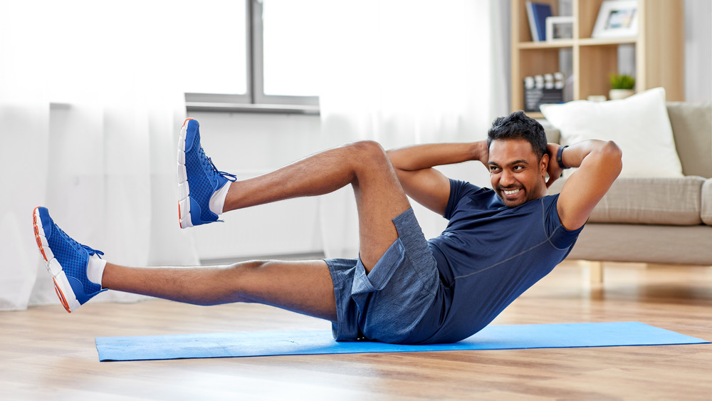 man doing oblique stomach crunch