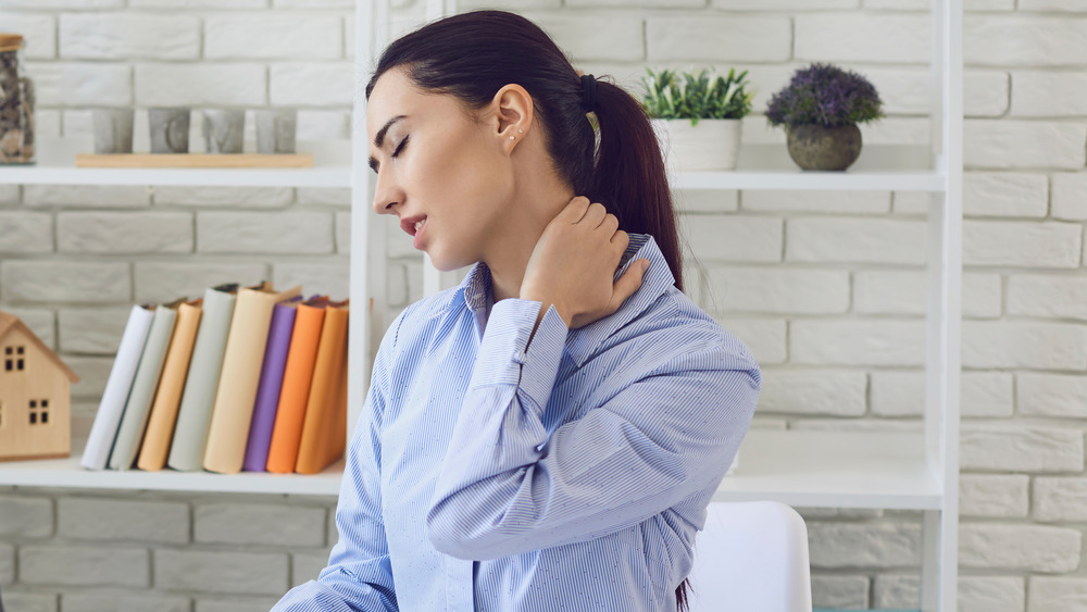 woman with sore neck