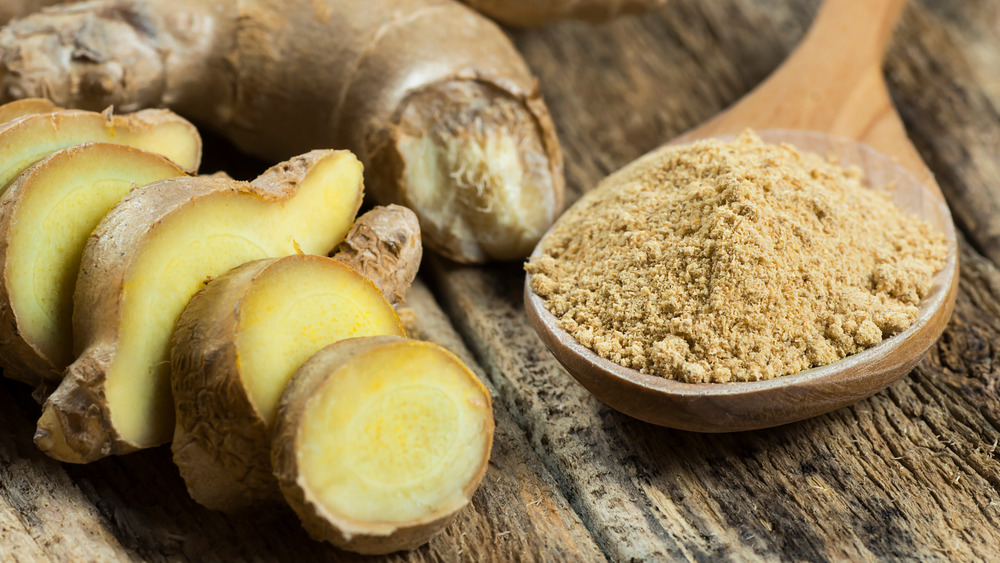 sliced ginger and ginger powder