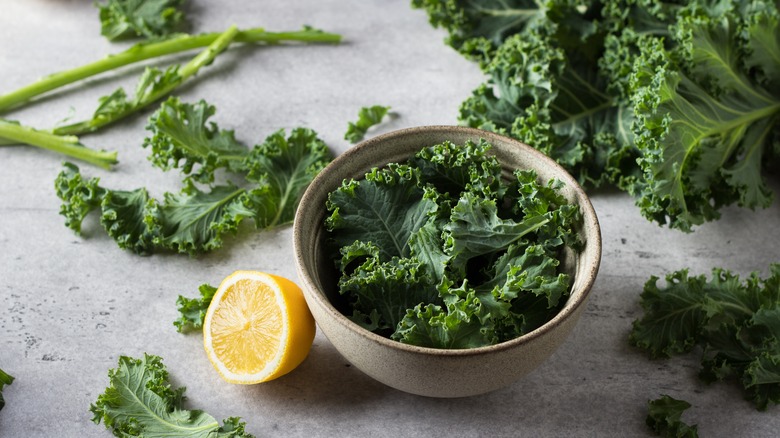 bowl with kale and lemon