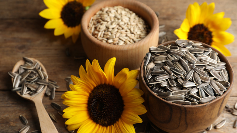 shelled and unshelled sunflower seeds 