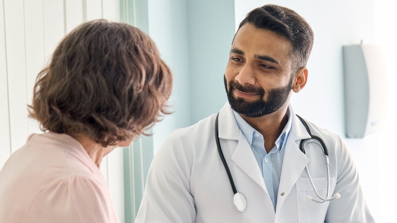 Female patient consults doctor