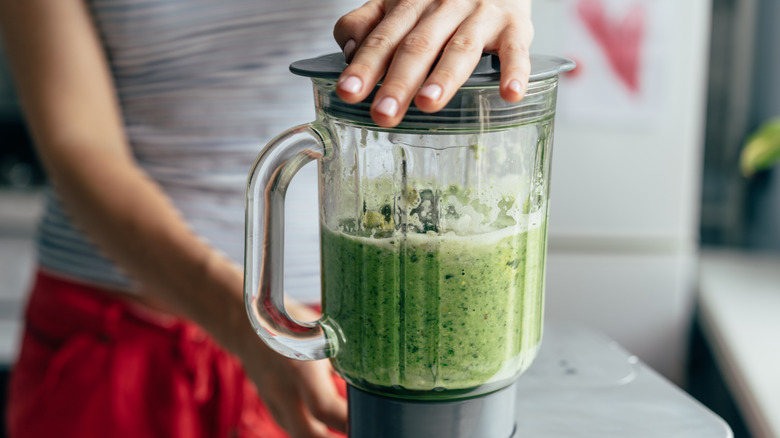 Spinach juice in blender