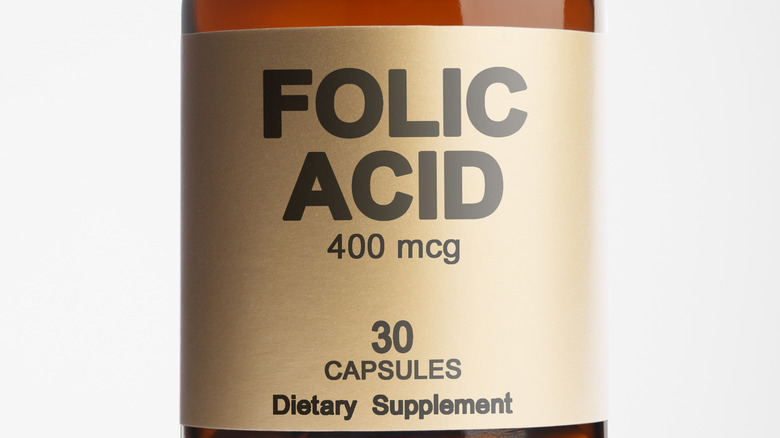 folic acid vitamin bottle