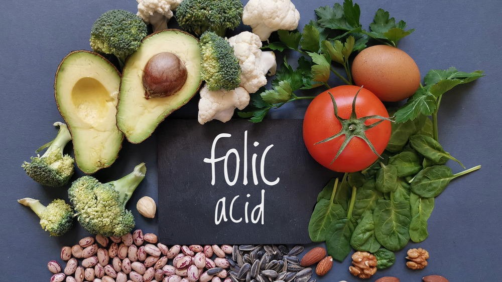 folic acid written on board surrounded by healthy food