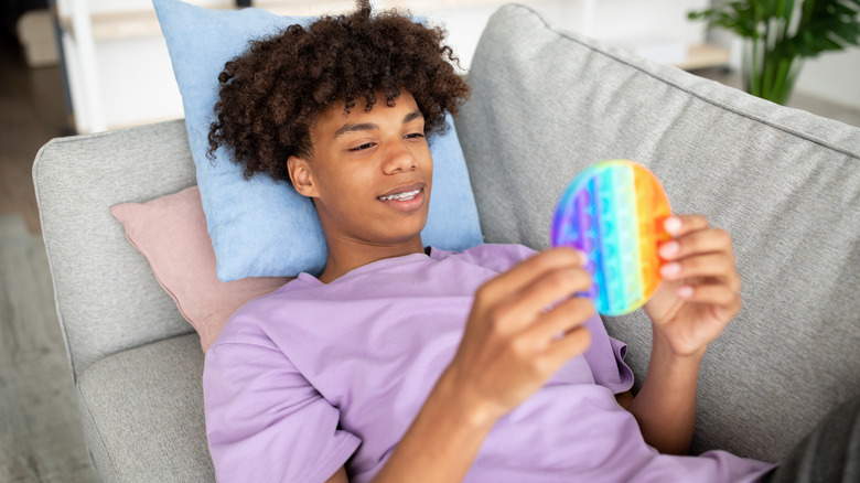 boy playing with fidget toy