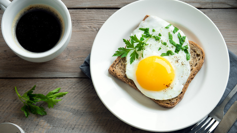 egg on toast and coffe