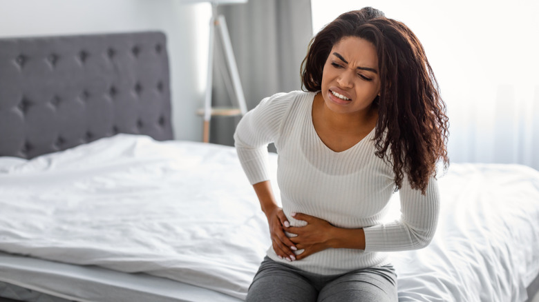 woman holding her abdomen