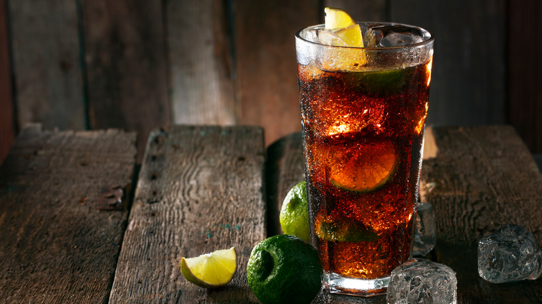glass of soda with lime