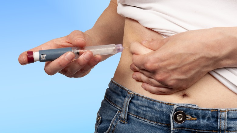 woman injecting insulin