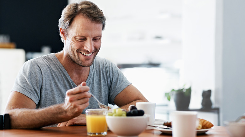 man eating a healthy breakfast