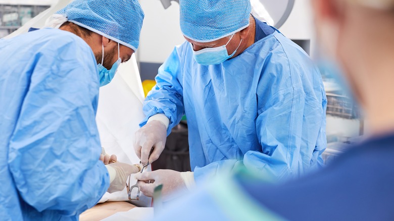 surgeons conducting appendix removal