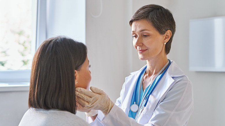 doctor and patient with cobblestone throat