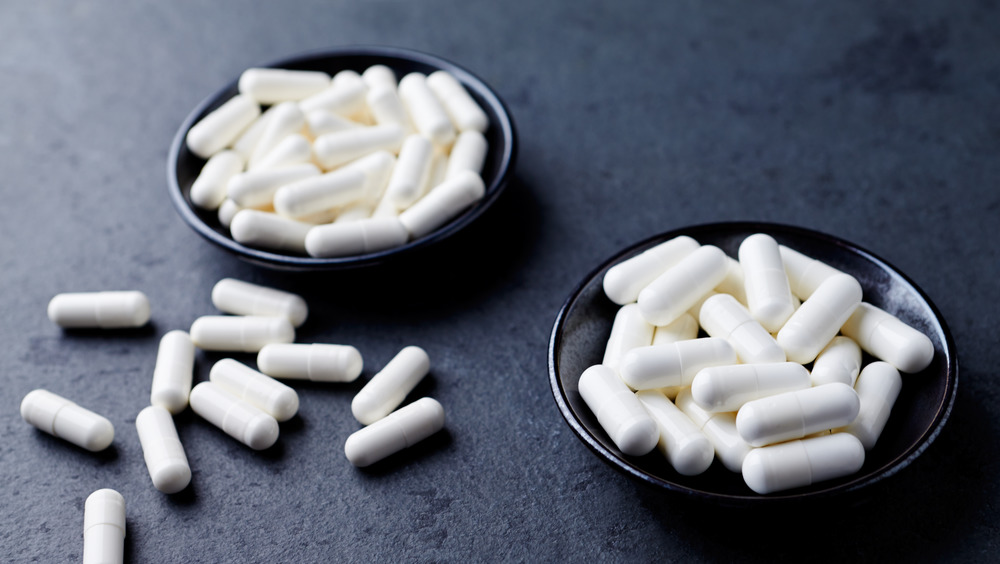 creatine capsules in small bowls