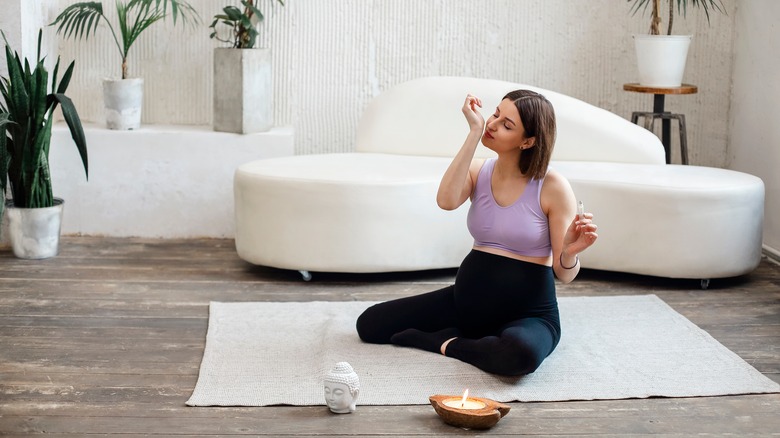 a pregnant woman using essential oils 